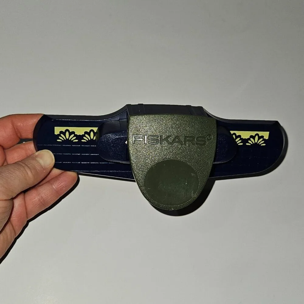 Fiskars Blue Sunburst Paper Punch Border Edge Tested